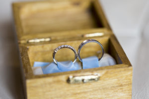 Alliances de mariage dans leur ecrin