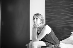 Demoiselle d'honneur jolie copine de la mariée qui se prépare make up maquillage coiffure pour son mariage photographe sebastien huruguen a Bordeaux