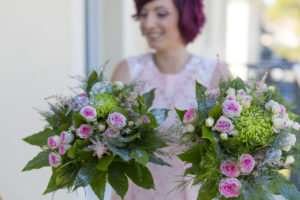 Photographe Mariage Bordeaux fleurs bouquet mariee paillettes demoiselle d honneur roses rose bouquets Sebastien Huruguen