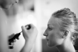 sebastien-huruguen-photographe-de-mariage-bordeaux-portrait-de-la-mariee-en-train-de-se-faire-maquiller-prepartifs