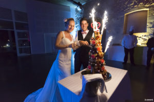 Les mariés coupent le gateau de mariage au chateau d'agassac à Ludon-Médoc soirée de mariage à Bordeaux photographe mariage Bordeaux Sebastien Huruguen
